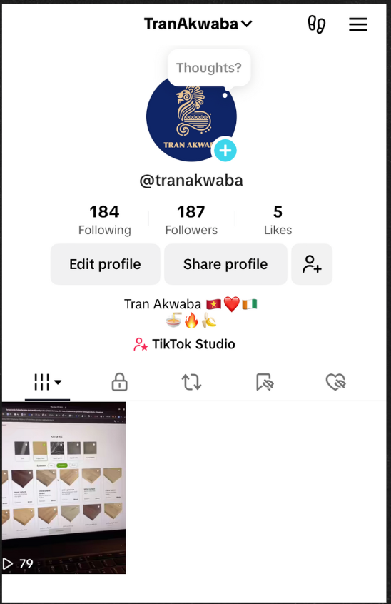 Capture d'écrans du compte tiktok du restaurant tranAkwaba. avec des couleurs bleue.